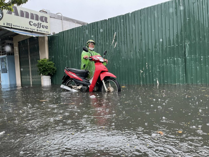 Mưa lớn, nhiều nơi ở Nha Trang ngập sâu - Ảnh 5. Mưa lớn, ngập nhiều nơi ở Nha Trang - Ảnh 4.