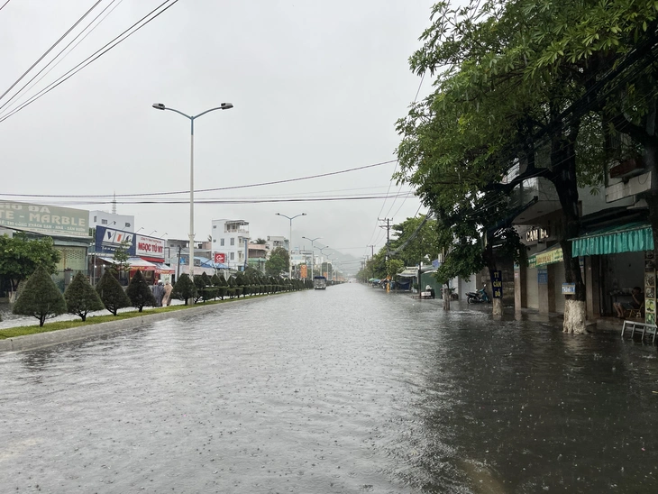 Mưa lớn, nhiều nơi ở Nha Trang ngập sâu - Ảnh 3. Mưa lớn, ngập nhiều nơi ở Nha Trang - Ảnh 3.