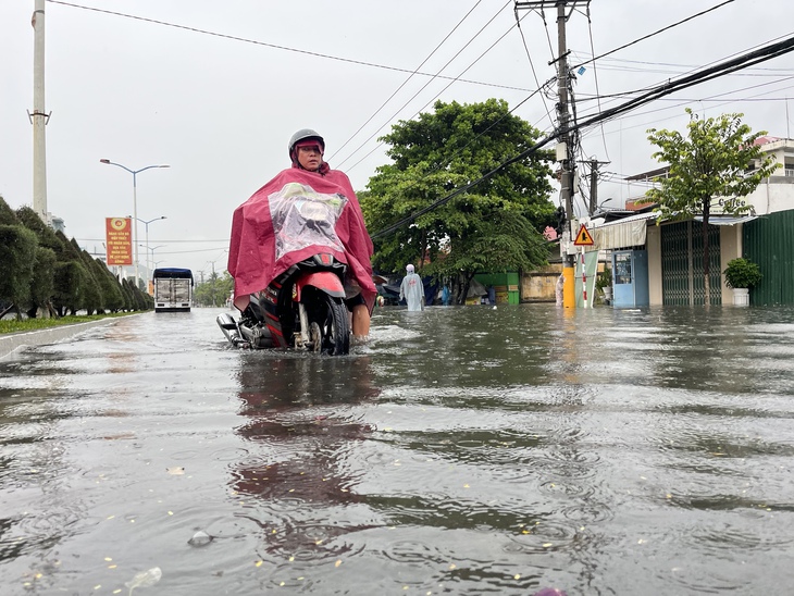 Mưa lớn, nhiều nơi ở Nha Trang ngập sâu - Ảnh 6. Mưa lớn, ngập nhiều nơi ở Nha Trang - Ảnh 5.