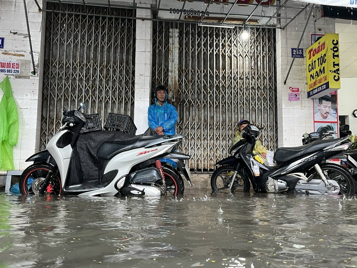 Mưa lớn, nhiều nơi ở Nha Trang ngập sâu - Ảnh 8. Mưa lớn, ngập nhiều nơi ở Nha Trang - Ảnh 6.