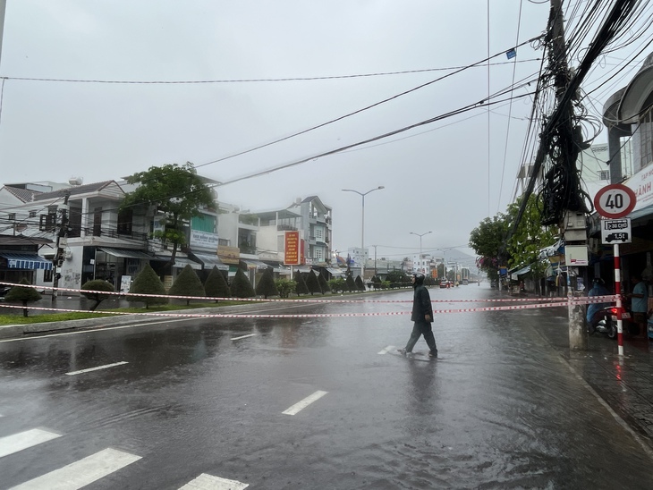 Mưa lớn, nhiều nơi ở Nha Trang ngập sâu - Ảnh 9. Mưa lớn, ngập nhiều nơi ở Nha Trang - Ảnh 7.