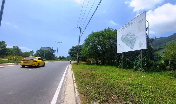 Dân khiếu nại dự án biệt thự ở Nha Trang bị thu hồi 2 năm, bảng quảng cáo vẫn 'sừng sững' - Ảnh 1.