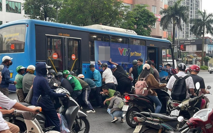 Căng bạt, rải rơm dày 'giải cứu' người đàn ông đứng chơi vơi trên cành cây cao 15m - Ảnh 3.