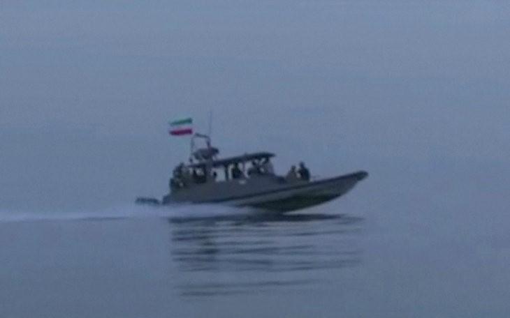 Iran cảnh báo sẽ tấn công tàu Mỹ nếu tiến vào eo biển Hormuz - Ảnh 3.