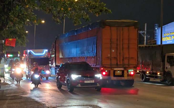Tài xế xe container 'chạy tắt' vào bãi xe trên đường Đỗ Mười bị phạt lập biên bản - Ảnh 3.