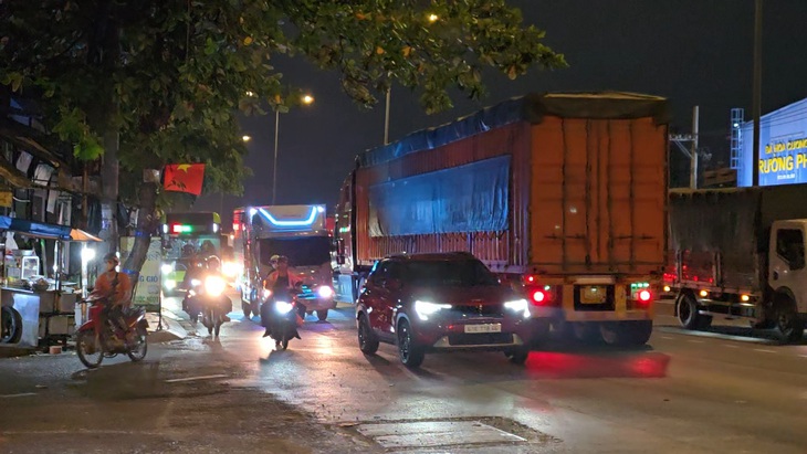 chạy ngược chiều - Ảnh 1.