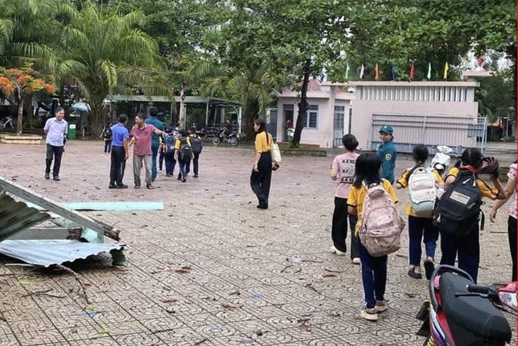 Dông lốc cuốn bay mái tôn trường tiểu học xuống sân - Ảnh 2.