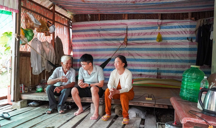 Cụ ông 72 tuổi 'cứu' xe máy cháy và câu chuyện tình người - Ảnh 2.