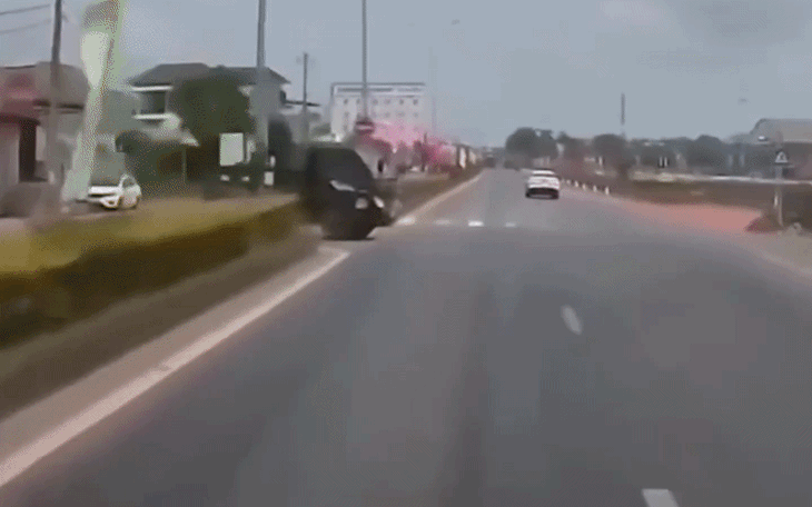Ô tô con bị vò nát sau vụ tai nạn liên hoàn, 3 người thoát chết - Ảnh 2.