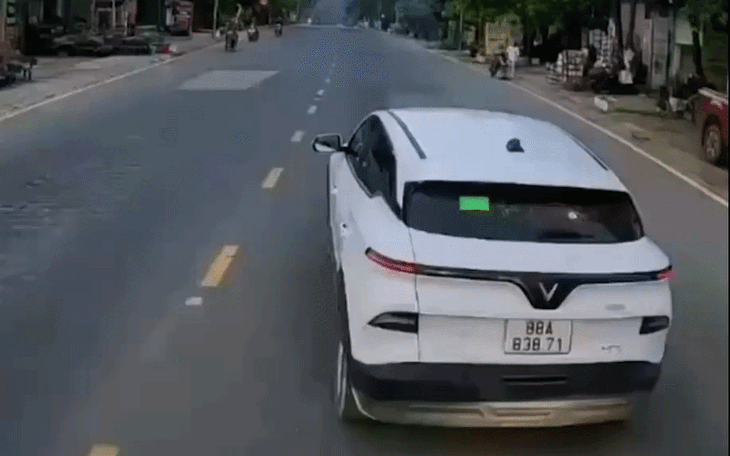 Ô tô con bị vò nát sau vụ tai nạn liên hoàn, 3 người thoát chết - Ảnh 3.