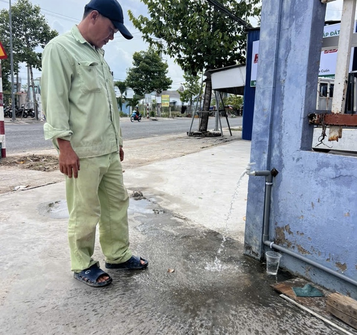 Người dân Cần Thơ than trời nắng nóng, lại gặp cảnh nước sinh hoạt chảy nhỏ giọt - Ảnh 1.