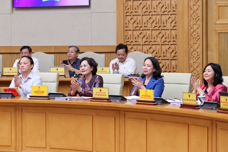 Thủ tướng Lê Minh Hưng chủ trì phiên họp thường kỳ đầu tiên của Chính phủ khóa XVI - Ảnh 1.