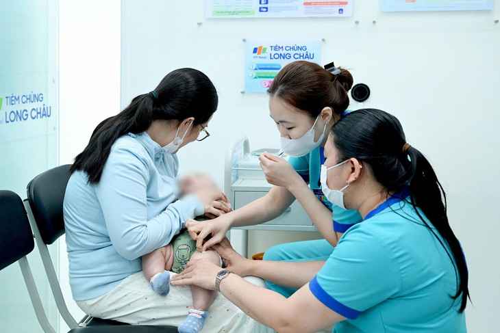 Trung tâm tiêm chủng phản ứng nhanh, phối hợp Bệnh viện Đại học Y Dược TP.HCM cứu bé sặc, nghẹt thở - Ảnh 2.