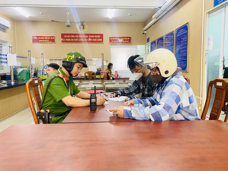 Camera ghi nhận hai người vứt rác ven đường Nguyễn Văn Linh, mỗi người bị phạt 1,5 triệu đồng - Ảnh 1.