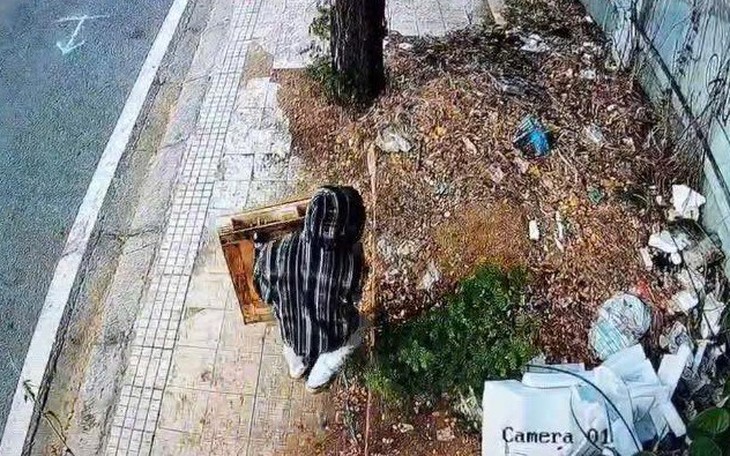 Nhờ 'mắt thần đường phố', phường Nhiêu Lộc xử phạt người gắn quảng cáo trái phép - Ảnh 2.