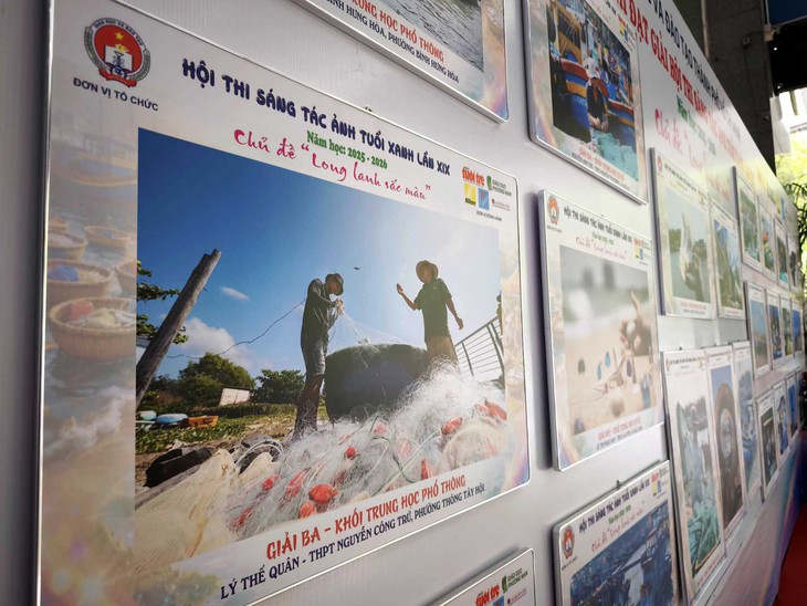 'Long lanh sắc màu' qua ống kính học trò tại triển lãm ảnh Tuổi Xanh 2026 - Ảnh 6.