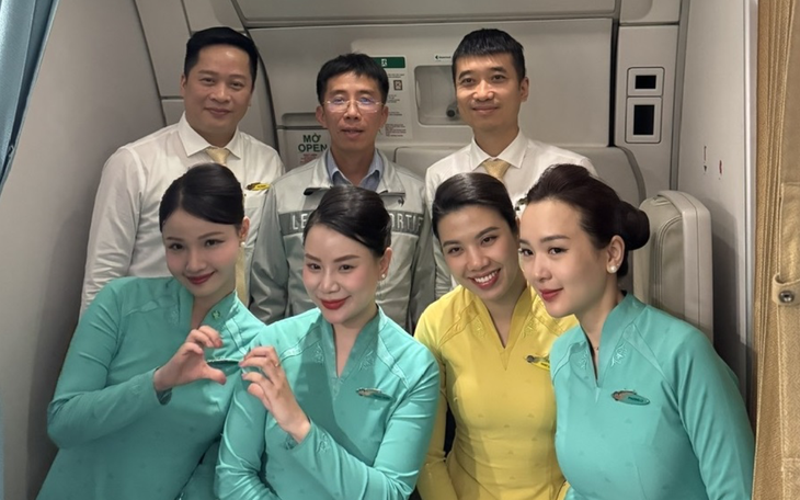 Lời kể bác sĩ Việt cứu hành khách Mỹ nôn ra máu giữa chuyến bay: 'Không nghĩ mình là bác sĩ duy nhất' - Ảnh 4.