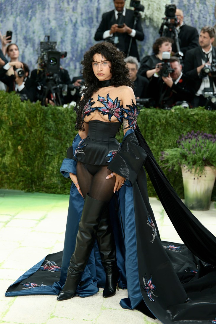 Những bộ cánh ở Met Gala khiến khán giả 'cạn lời' - Ảnh 8.