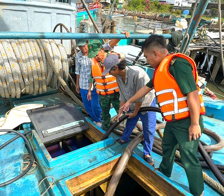 Bắt tàu cá chở hơn 31.000 lít dầu không rõ nguồn gốc trên biển - Ảnh 1.