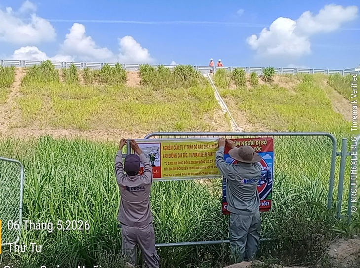 Vào cao tốc mới khai thác để... buôn bán, chạy xe đạp - Ảnh 5.