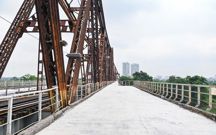 Xe đi lại bình thường trên cầu Long Biên sau 2 tháng sửa chữa - Ảnh 2.