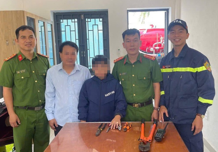 Nghịch đeo nhiều vòng kim loại, học sinh lớp 6 phải nhờ cảnh sát 'giải cứu' - Ảnh 4.