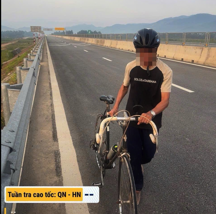 Vào cao tốc mới khai thác để... buôn bán, chạy xe đạp - Ảnh 2.