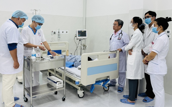 Giành giật sự sống cho bệnh nhân nguy kịch tại Côn Đảo, nếu chuyển về đất liền nguy cơ tử vong cao - Ảnh 2.