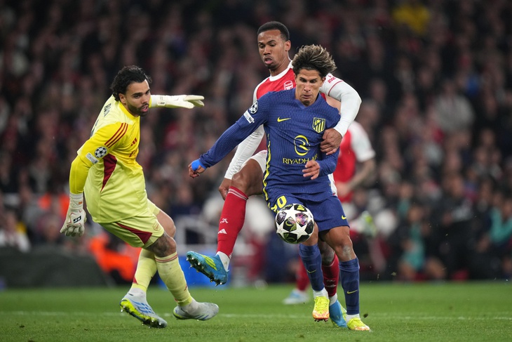 Arsenal may mắn thoát phạt đền hai lần trước Atletico? - Ảnh 1.