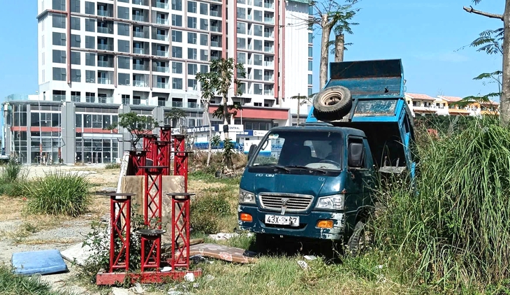 Đổ bậy xà bần, rác thải, tài xế xe tải bị tạm giữ phương tiện - Ảnh 1.