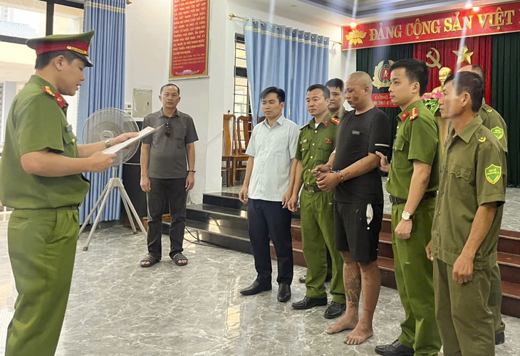 Mang dao xông vào trụ sở chém công an, nghi phạm khai gì? - Ảnh 2.