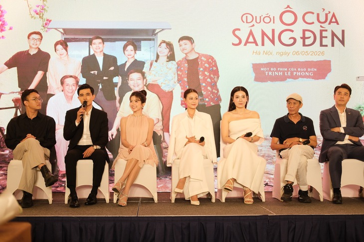 Dưới ô cửa sáng đèn - Ảnh 1.