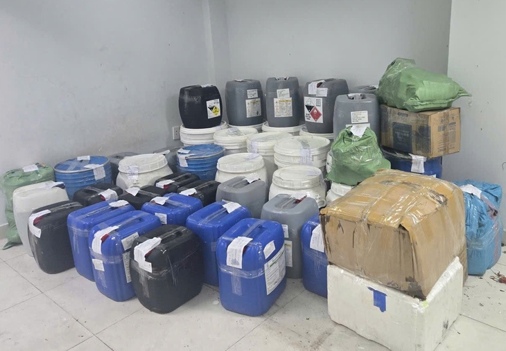 Công an TP.HCM bắt 4 người sản xuất giấm acetic giả từ axit acetic dùng trong công nghiệp - Ảnh 2.