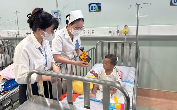 Mời làm việc cha dượng 34 tuổi bạo hành con riêng 'vợ hờ' 50 tuổi - Ảnh 2.