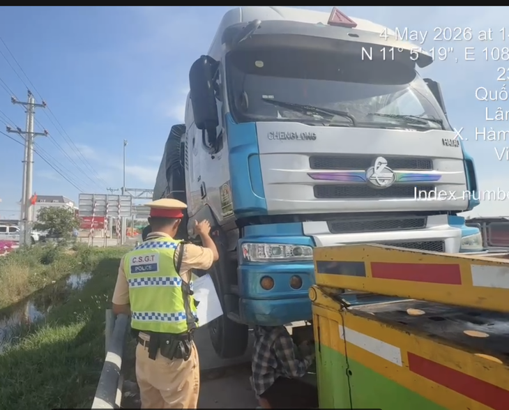 Chở quá tải, không bằng lái, tài xế và chủ xe bị phạt hơn 100 triệu đồng - Ảnh 1.