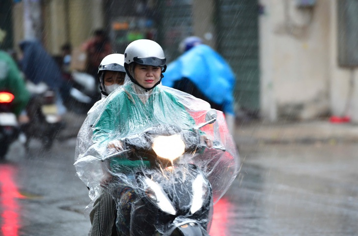  Nam Bộ chiều mưa dông, Bắc Bộ đón đợt mưa to - Ảnh 1.