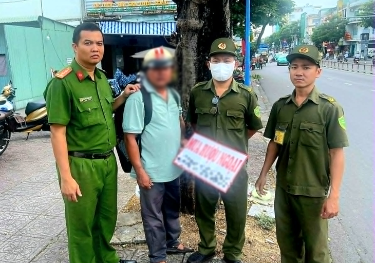 Nhờ 'mắt thần đường phố', phường Nhiêu Lộc xử phạt người gắn quảng cáo trái phép - Ảnh 1.