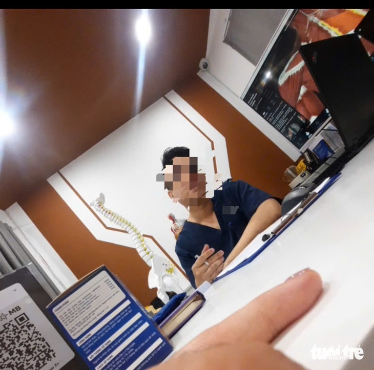 Diện kiến 'bác sĩ' chuyên dọa đột quỵ, dẫn dụ khách ‘giải cơ chuyên sâu’ giá hàng chục triệu đồng - Ảnh 1.