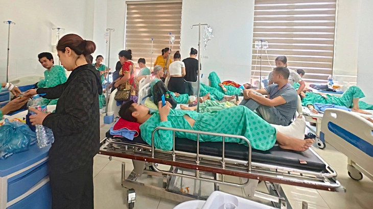 Bệnh viện đã quá tải lại gặp khó vì bảo hiểm "treo" tiền giường - Ảnh 2.