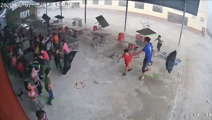 Thót tim với cảnh gió lốc thổi bay bàn ghế, học sinh chạy tán loạn ở Lào Cai - Ảnh 2.