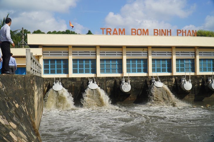 Làm 3 đường ống dẫn nước ngọt băng qua kênh Chợ Gạo cấp cho vùng ngọt hóa Gò Công - Ảnh 1.