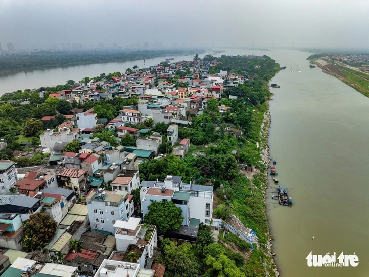 Hà Nội sẽ từng bước di dời, quy hoạch lại toàn bộ khu dân cư ngoài đê sông Hồng - Ảnh 1.