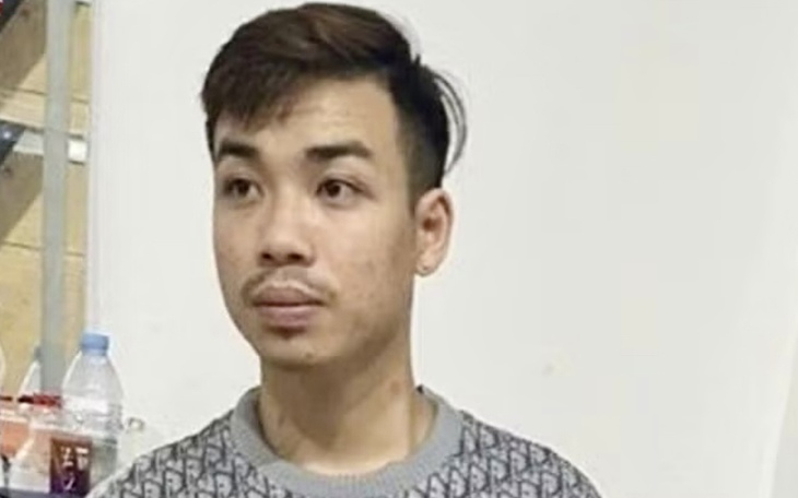 Vụ bé gái 4 tuổi bị bạo hành: Cha dượng dùng vòi hoa sen xịt nước vào miệng, mũi nạn nhân - Ảnh 5.