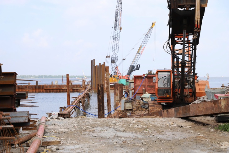Phê bình nhà thầu thi công cầu vượt biển 3.900 tỉ đồng chậm tiến độ - Ảnh 1.