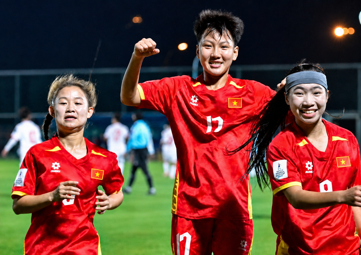 Hai siêu phẩm đá phạt giúp Việt Nam vào tứ kết Giải U17 nữ châu Á 2026 - Ảnh 1.