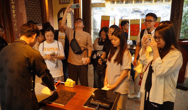 Sinh viên ‘làm sống lại’ pháp lam Huế, tranh Hàng Trống bằng workshop và mạng xã hội - Ảnh 2.