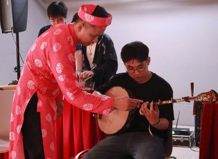 Sinh viên ‘làm sống lại’ pháp lam Huế, tranh Hàng Trống bằng workshop và mạng xã hội - Ảnh 3.