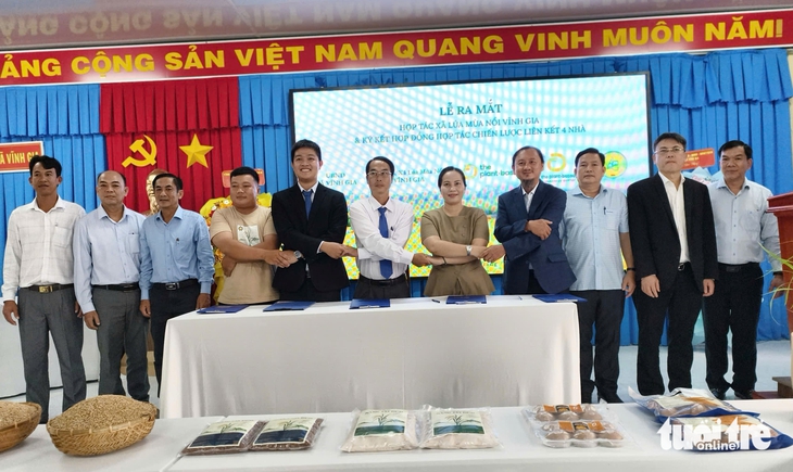 Ra mắt Hợp tác xã 'lúa mùa nổi' Vĩnh Gia và ký kết '4 nhà' - Ảnh 2.
