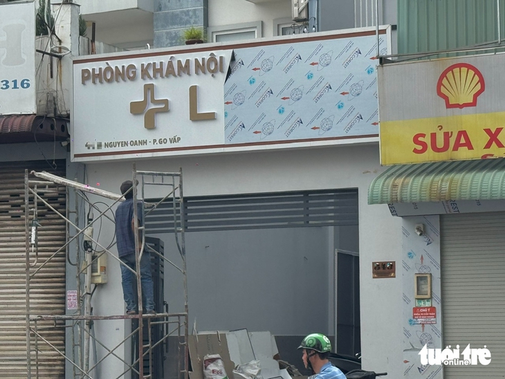 Sau phản ánh của Tuổi Trẻ, biển hiệu của trung tâm ‘giải cơ phòng đột quỵ’ biến mất - Ảnh 1.