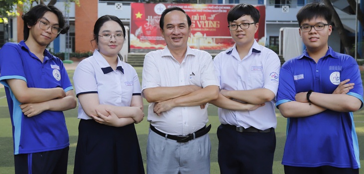 'Bộ tứ' Trường THPT Nguyễn Du đạt 8.5 IELTS ngay lần thi đầu tiên - Ảnh 1.
